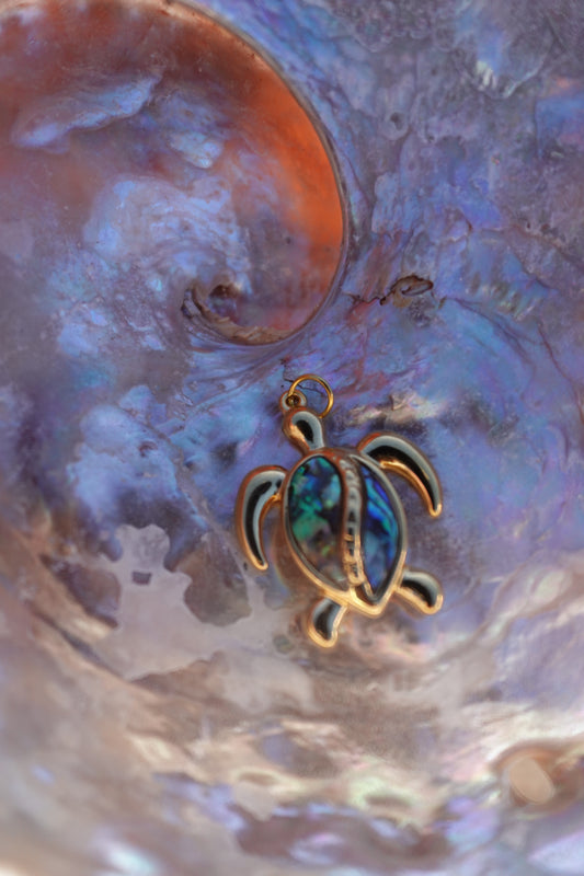 Mother of pearl shell turtle pendant