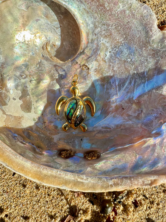 Mother of pearl shell turtle pendant